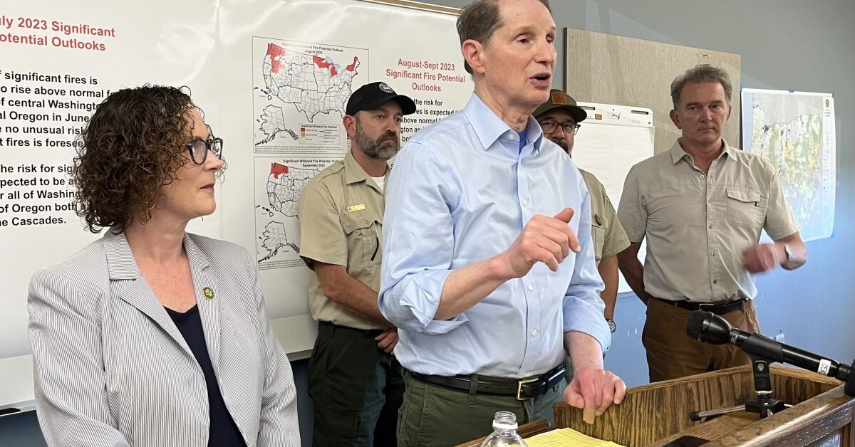 Wildfire Discussion between Sen. Wyden, Congresswoman Hoyle, and Local Officials