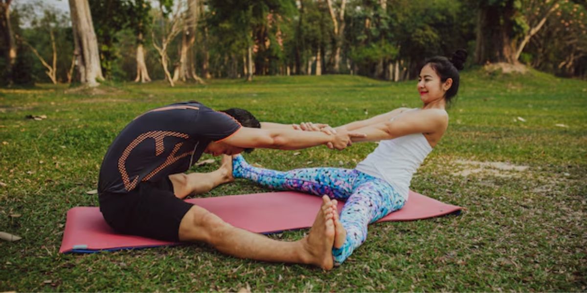 Enjoy An Outdoor Yoga Class As A Couple